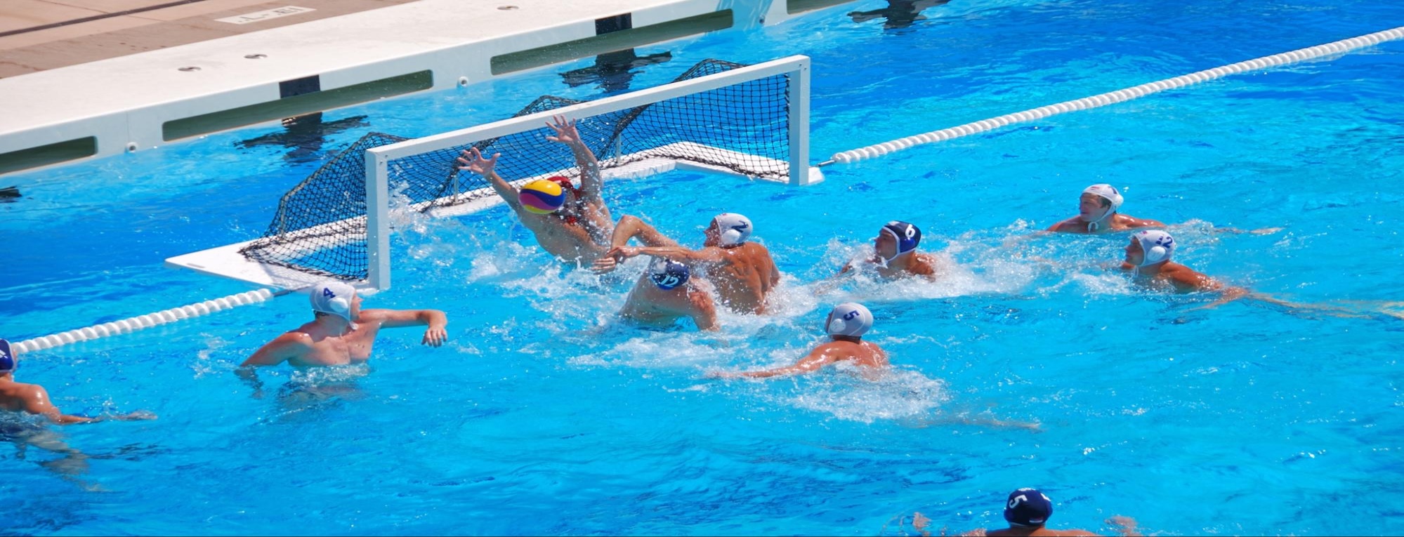 team playing water polo